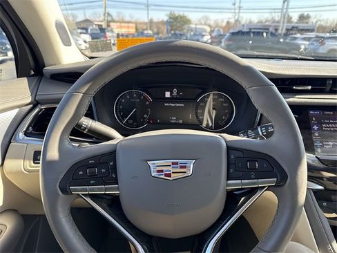 Used 2023 Cadillac XT6 Premium Luxury image 11