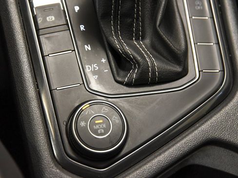 Used 2021 Volkswagen Tiguan SE w/ Panoramic Sunroof Package image 26