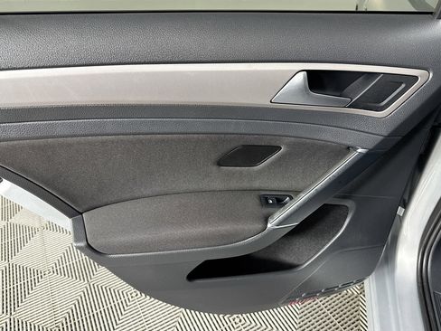 Used 2016 Volkswagen e-Golf SE w/ DC Fast Charging Package image 23