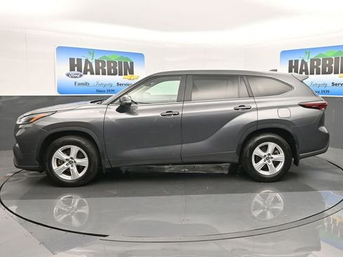 Used 2024 Toyota Highlander LE image 2