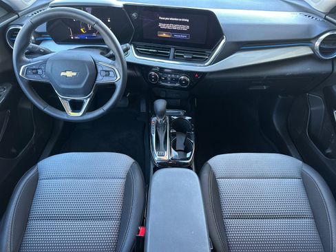 Used 2025 Chevrolet Trax LT w/ LT Convenience Package image 12