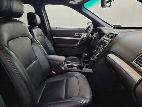 Used 2016 Ford Explorer XLT w/ Equipment Group 202A AWD/4WD image 21