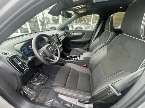 Certified 2025 Volvo XC40 B5 Plus AWD/4WD image 19