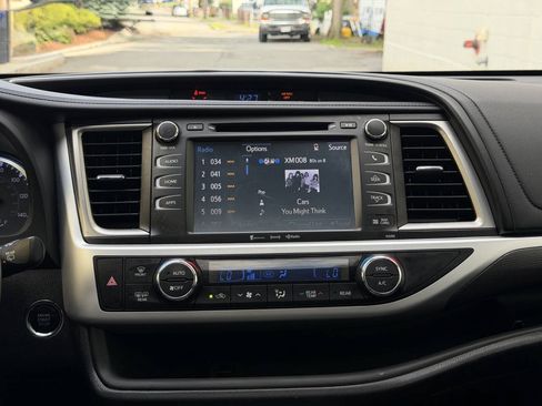 Used 2019 Toyota Highlander SE AWD/4WD image 25