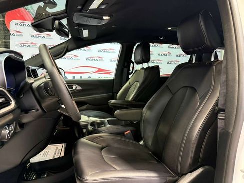 Used 2025 Chrysler Pacifica Select image 27