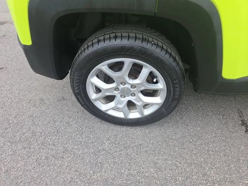 Used 2018 Jeep Renegade Latitude AWD/4WD image 15