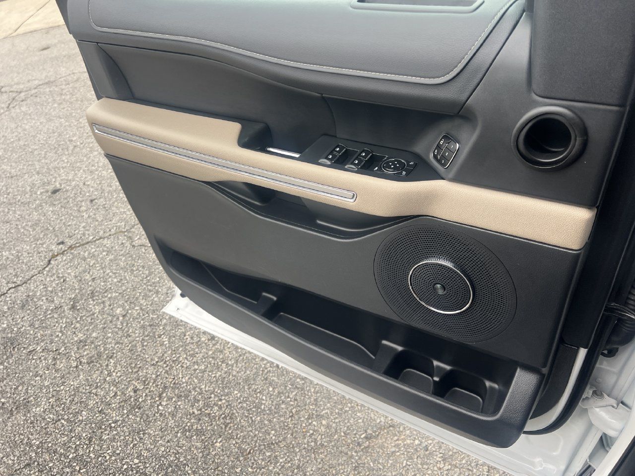 Used 2024 Ford Expedition Limited RWD image 19