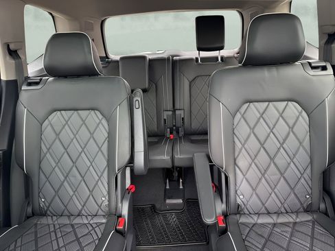 Used 2024 Volkswagen Atlas SEL Premium R-Line image 13