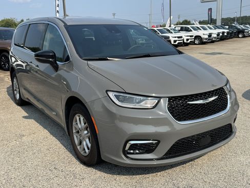 Used 2025 Chrysler Pacifica Select FWD image 3