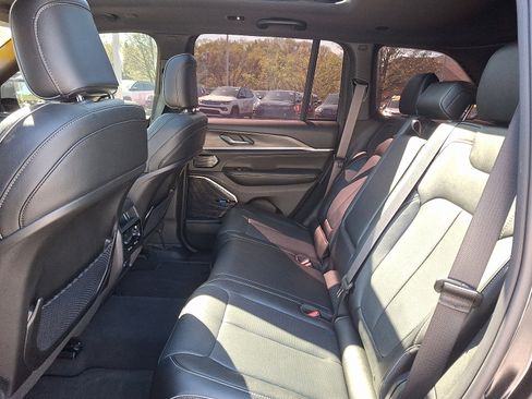 Used 2024 Jeep Grand Cherokee Overland AWD/4WD image 10