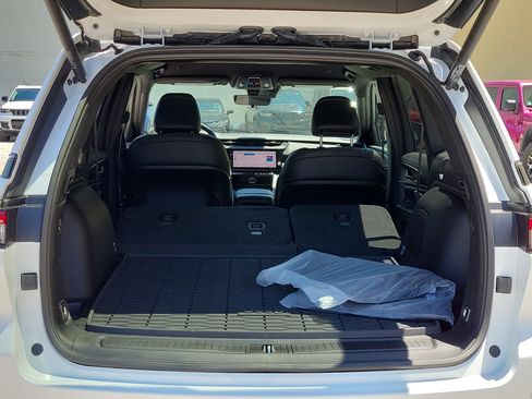 New 2026 Jeep Grand Cherokee Limited RWD image 10