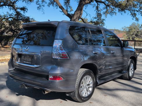Used 2015 Lexus GX 460 image 2