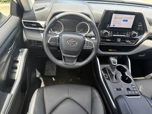 Used 2025 Toyota Highlander XLE FWD image 27