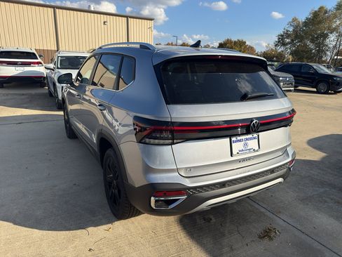 New 2026 Volkswagen Taos SE FWD image 7