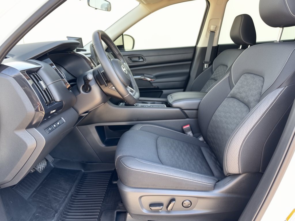 Used 2024 Nissan Pathfinder SV w/ SV Premium Package FWD image 5
