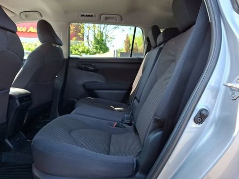 Used 2023 Toyota Highlander LE AWD/4WD image 10