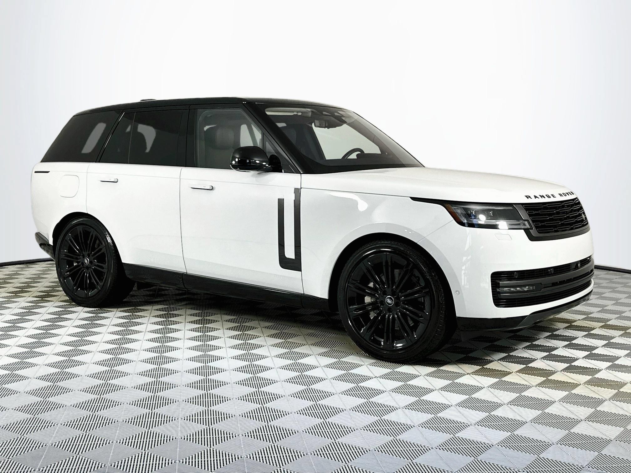 Used 2023 Land Rover Range Rover SE AWD/4WD image 3