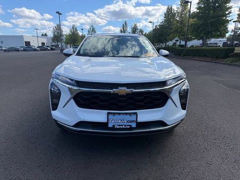 Used 2025 Chevrolet Trax LT w/ LT Convenience Package FWD image 2