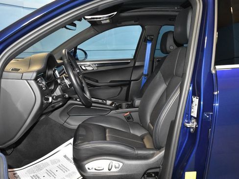 Certified 2024 Porsche Macan image 11