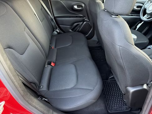 Used 2023 Jeep Renegade Latitude image 16