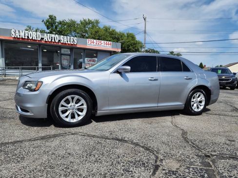Used 2015 Chrysler 300 Limited RWD image 4