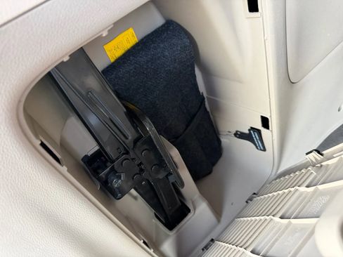 Used 2012 Kia Sedona LX image 34