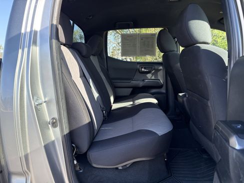 Used 2022 Toyota Tacoma TRD Off-Road AWD/4WD image 30