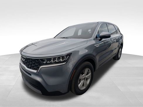 Used 2023 Kia Sorento LX image 4
