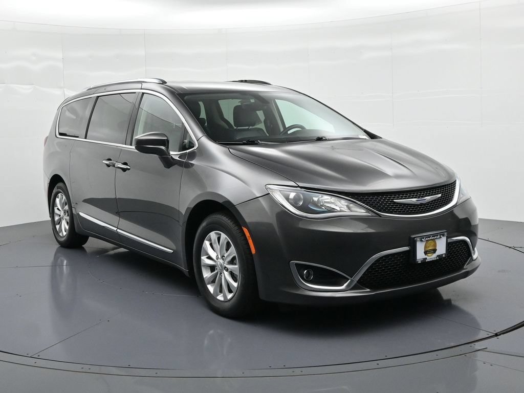 Used 2018 Chrysler Pacifica Touring-L FWD image 4