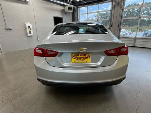 Used 2017 Chevrolet Malibu LT FWD image 4