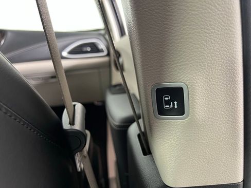 Used 2024 Chrysler Pacifica Limited image 33