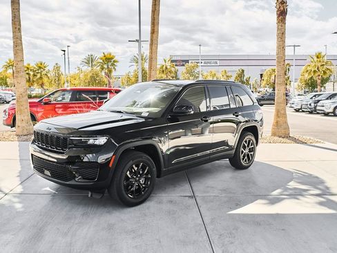 Used 2024 Jeep Grand Cherokee Altitude RWD image 4