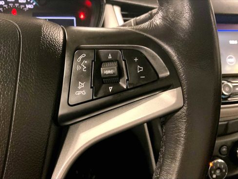 Used 2022 Chevrolet Trax LT w/ LT Convenience Package image 20