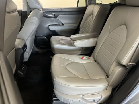 Used 2022 Toyota Highlander XLE AWD/4WD image 24