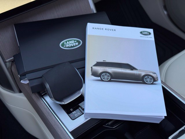 Used 2025 Land Rover Range Rover SE AWD/4WD image 17