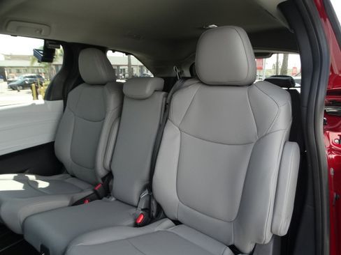 New 2026 Toyota Sienna XLE image 12