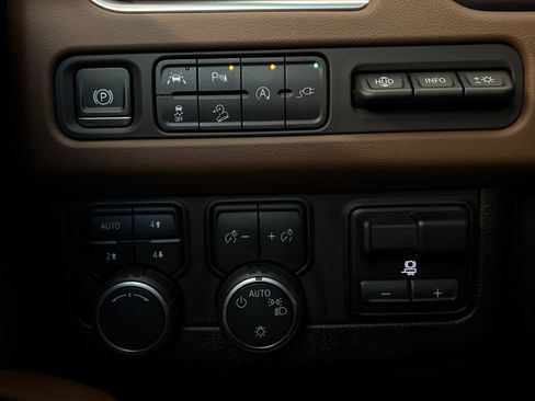 Used 2021 Chevrolet Tahoe High Country w/ Premium Package AWD/4WD image 12