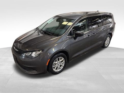 Used 2023 Chrysler Voyager LX image 9