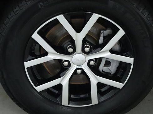 Used 2024 Jeep Grand Cherokee L Limited w/ Luxury Tech Group II image 40