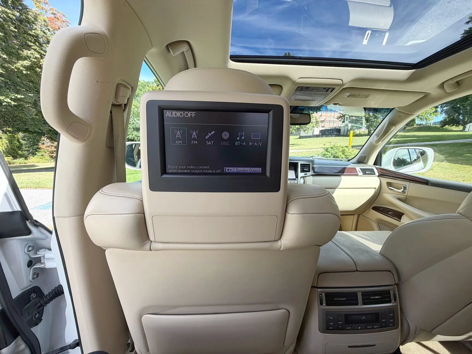 Used 2013 Lexus LX 570 4WD w/ Luxury Pkg image 61