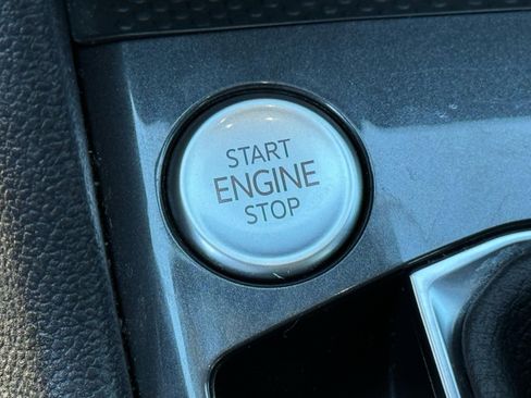 Used 2022 Volkswagen Tiguan SE image 33