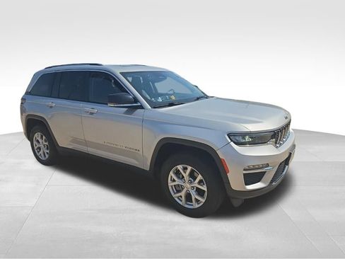 Used 2024 Jeep Grand Cherokee Limited RWD image 4
