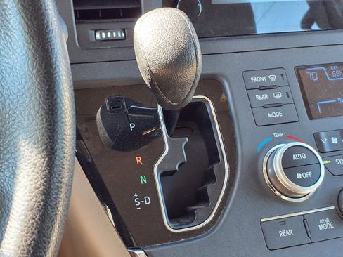 Used 2017 Toyota Sienna L image 10