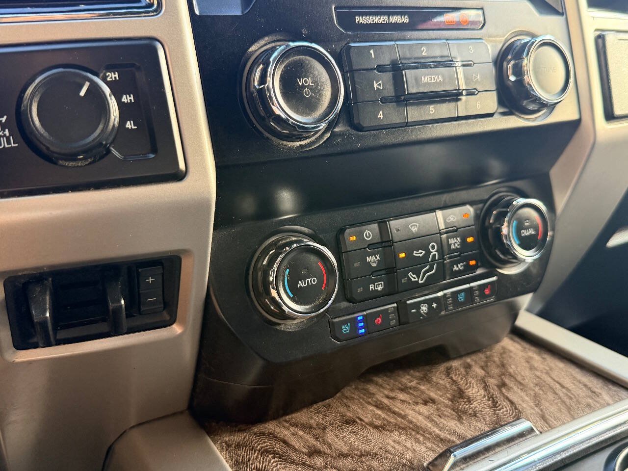 Used 2019 Ford F250 Lariat w/ Lariat Ultimate Package AWD/4WD image 29