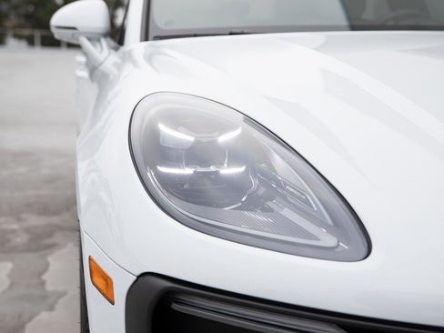 Certified 2024 Porsche Macan image 13