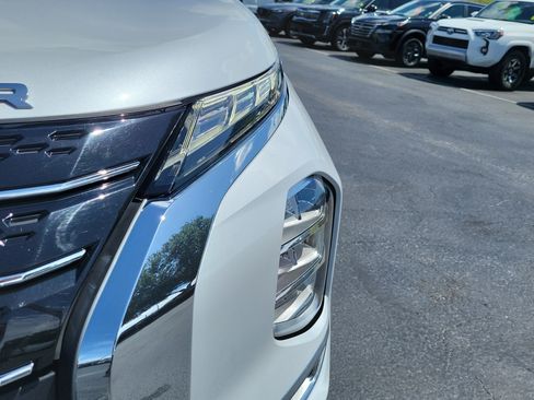 Used 2024 Mitsubishi Outlander SE FWD image 3