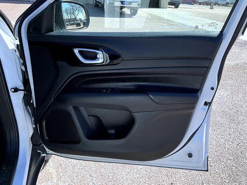 Used 2025 Jeep Compass Trailhawk image 17