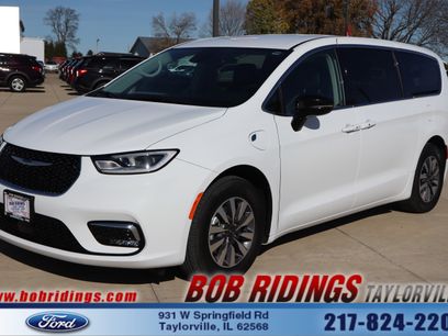 Used 2024 Chrysler Pacifica Select