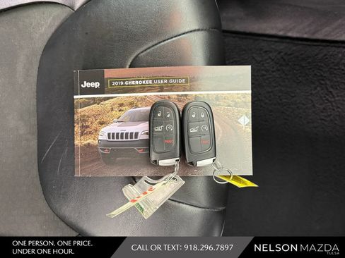 Used 2019 Jeep Cherokee Latitude Plus w/ Comfort/Convenience Group FWD image 48