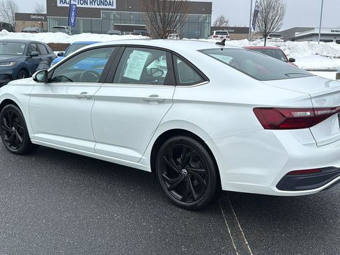 Used 2025 Volkswagen Jetta SE w/ Sunroof Package image 9